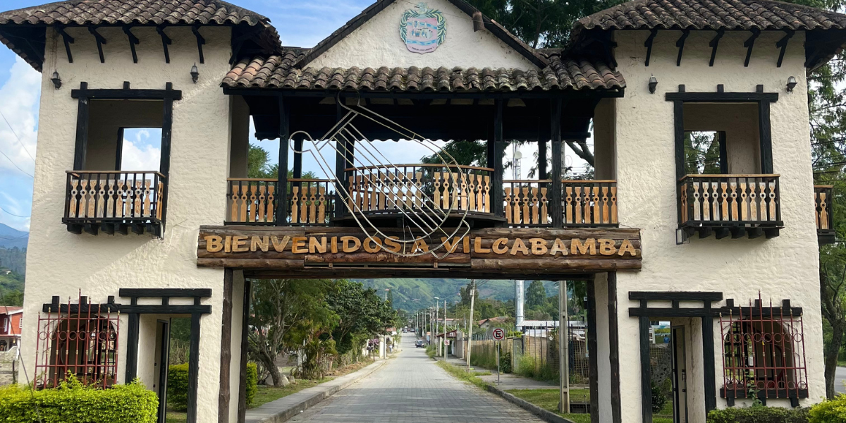 Calle de Vilcabamba con ambiente cultural y turístico